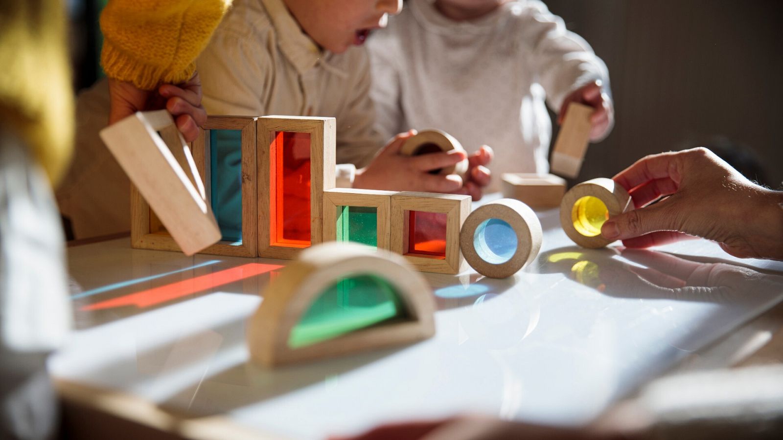 Varios niños juegan con piezas geométricas en una imagen de archivo