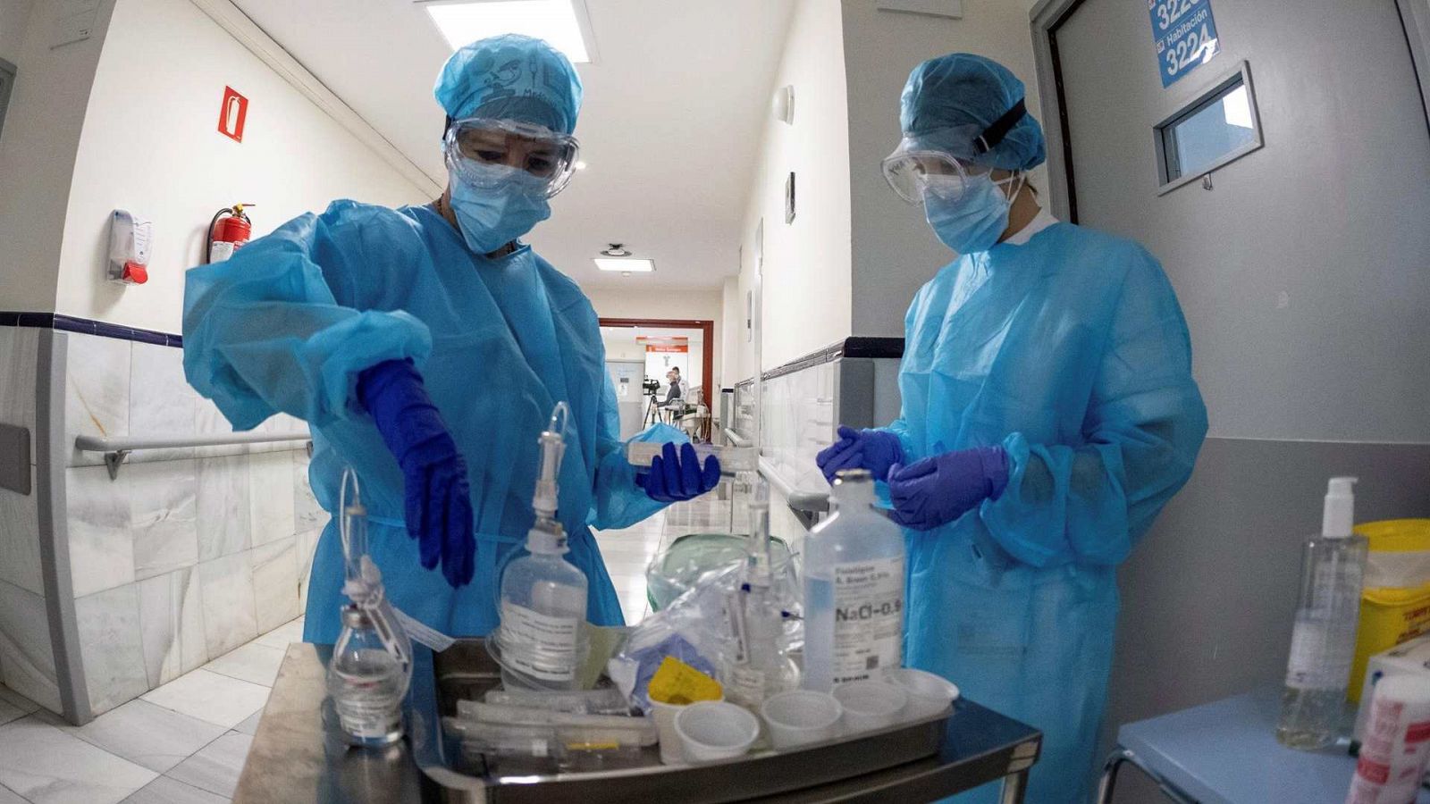 Personal sanitario trabaja en una planta del madrileño hospital Gregorio Marañón.