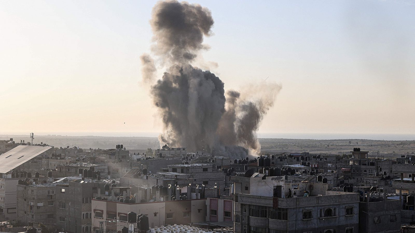 Momento del impacto de un bombardeo aéreo de Israel sobre Gaza