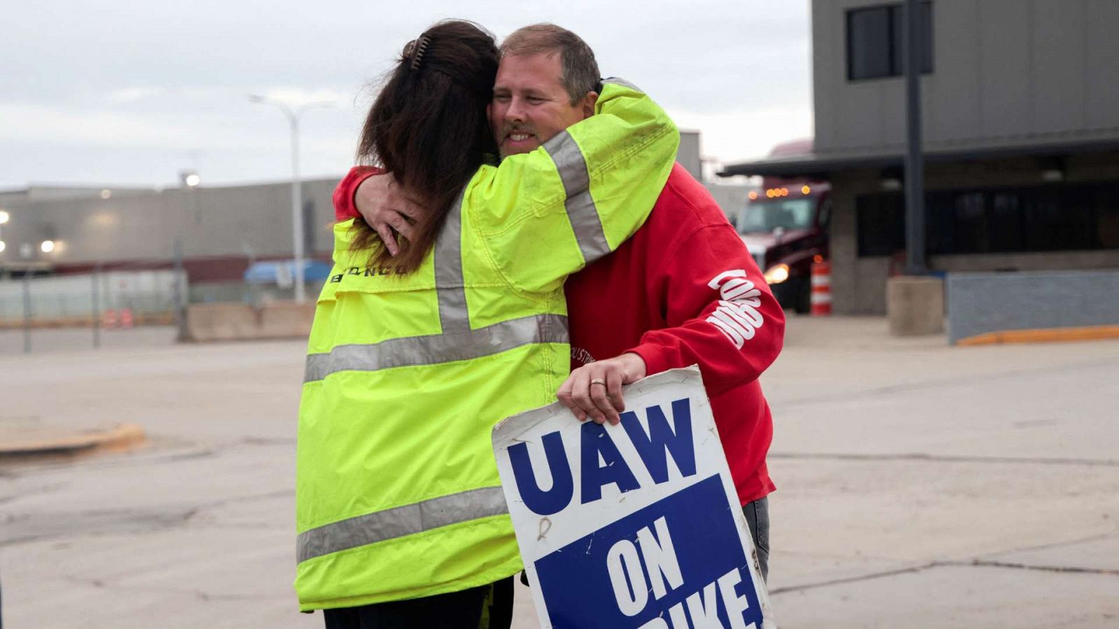 Miembros del sindicato UAW se abrazan al final de su turno de piquete por la huelga del motor en Michigan, Estados Unidos.