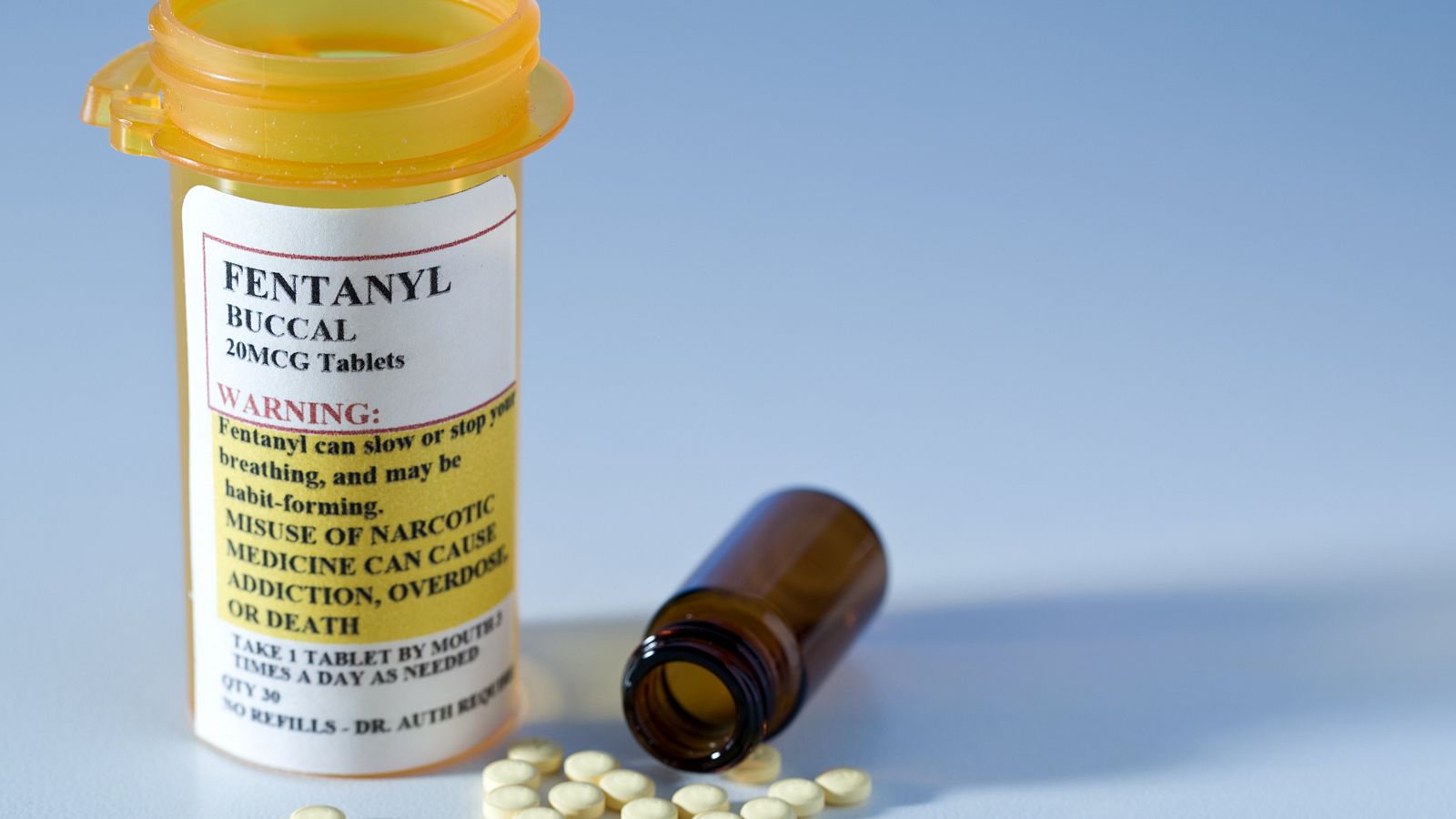 Imagen recurso de una bote con pastillas de fentanilo para uso médico