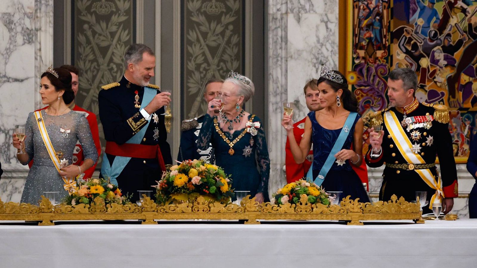 La familia real de Dinamarca brinda junto a los Reyes en la cena de gala