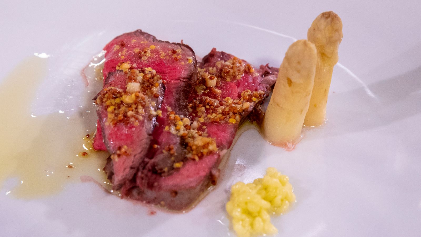 Receta de roast beef de ternera con espárragos confitados de Daniel Illescas en MasterChef Celebrity 8