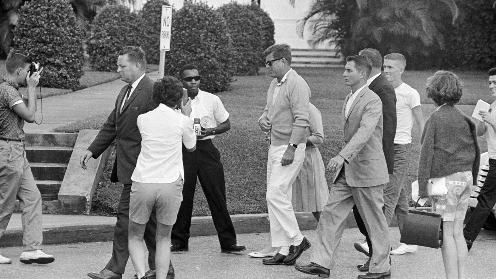 Asesinato de Kennedy: Kennedy rodeado de turistas y de agentes del Servicio Secreto.