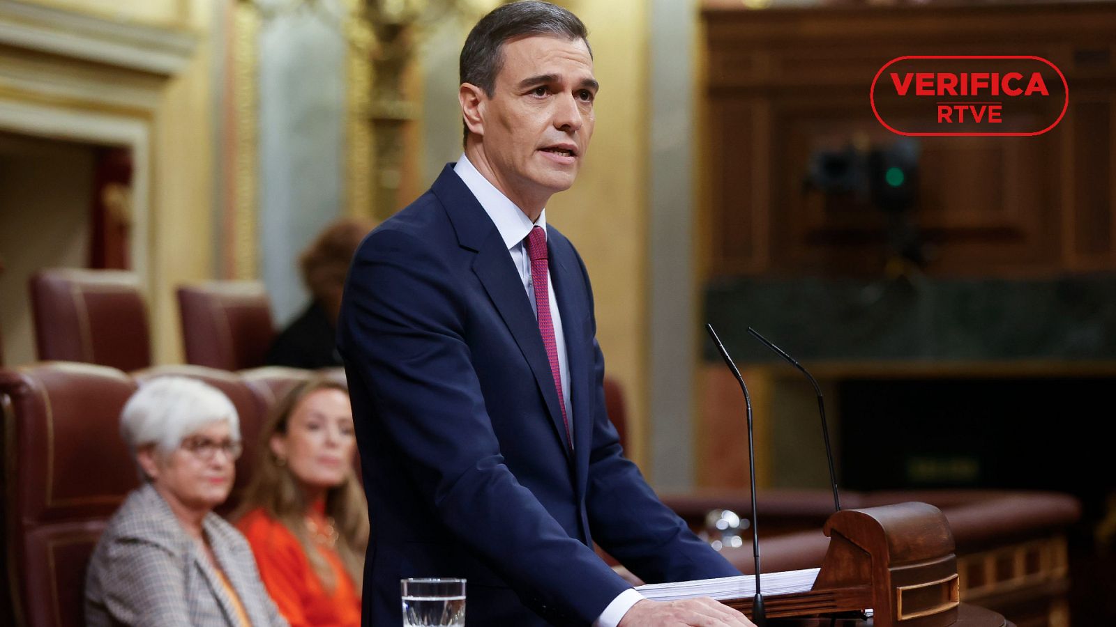 Pedro Sánchez en el debate de investidura en el Congreso, con el sello rojo de VerificaRTVE