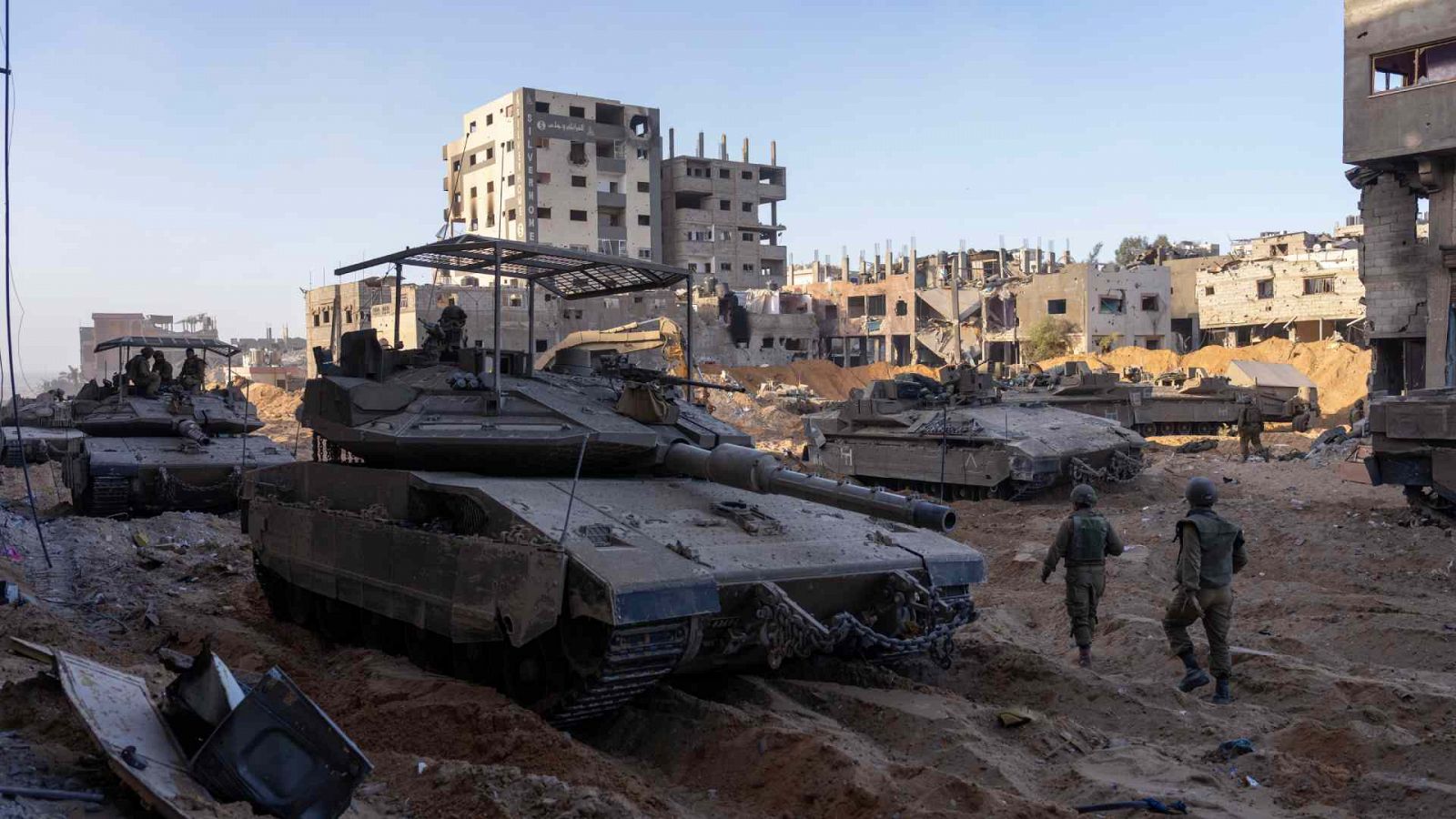 Tropas del ejército israelí junto a un edificio destruido durante una operación terrestre en la Franja de Gaza.