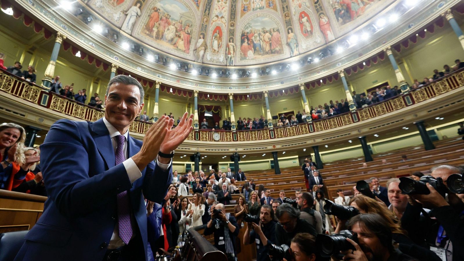 Investidura Pedro Sánchez: El líder socialista aplaude tras ser investido presidente, este jueves en el Congreso