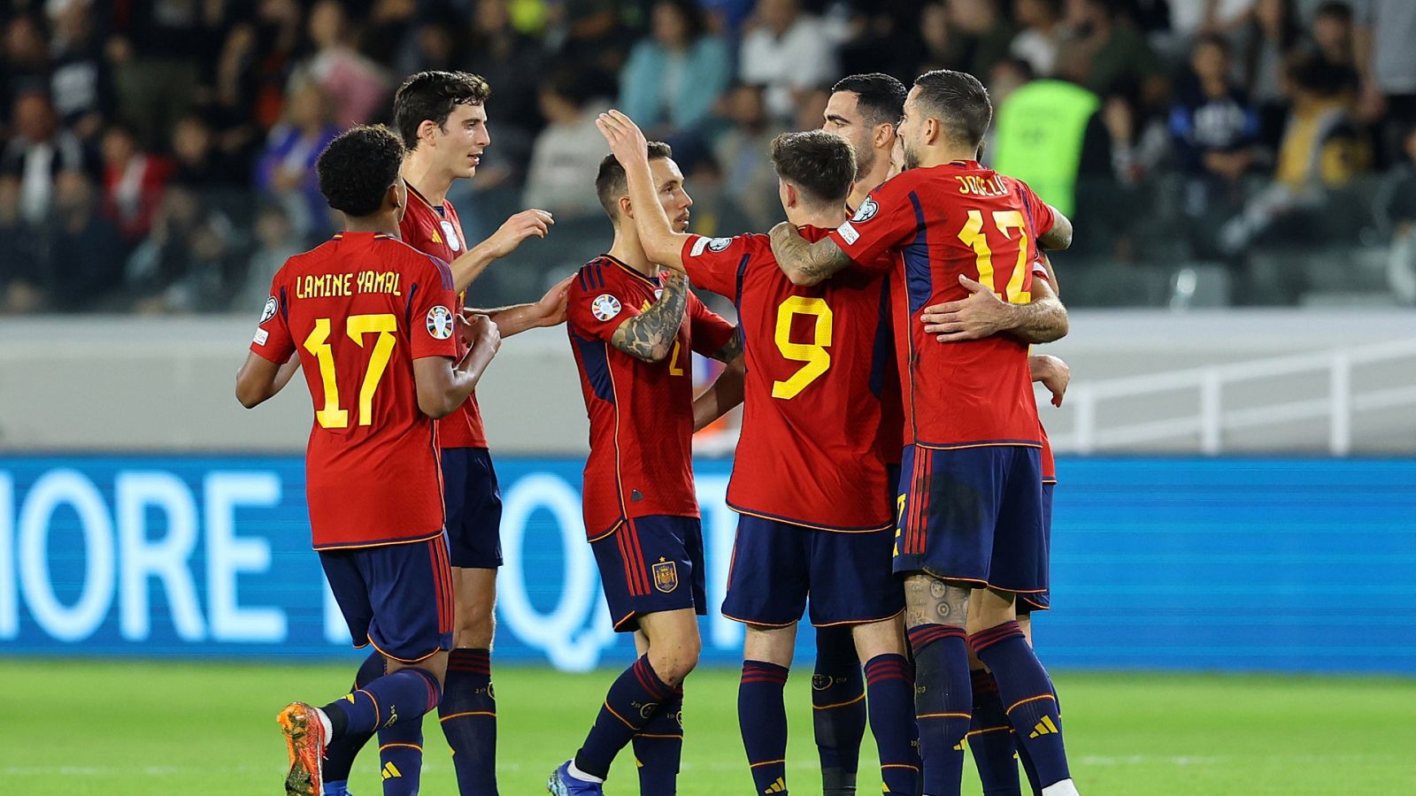 La Selección España celebra su victoria ante Chipre