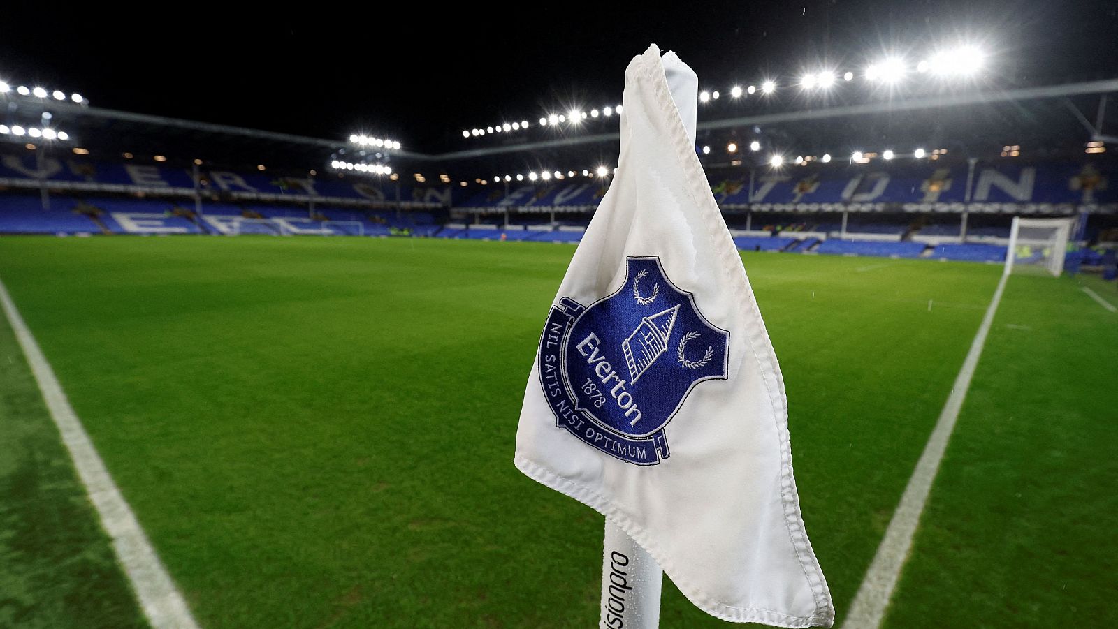 Imagen de un banderín del Everton, nuevo colista de la Premier tras ser sancionado con 10 puntos