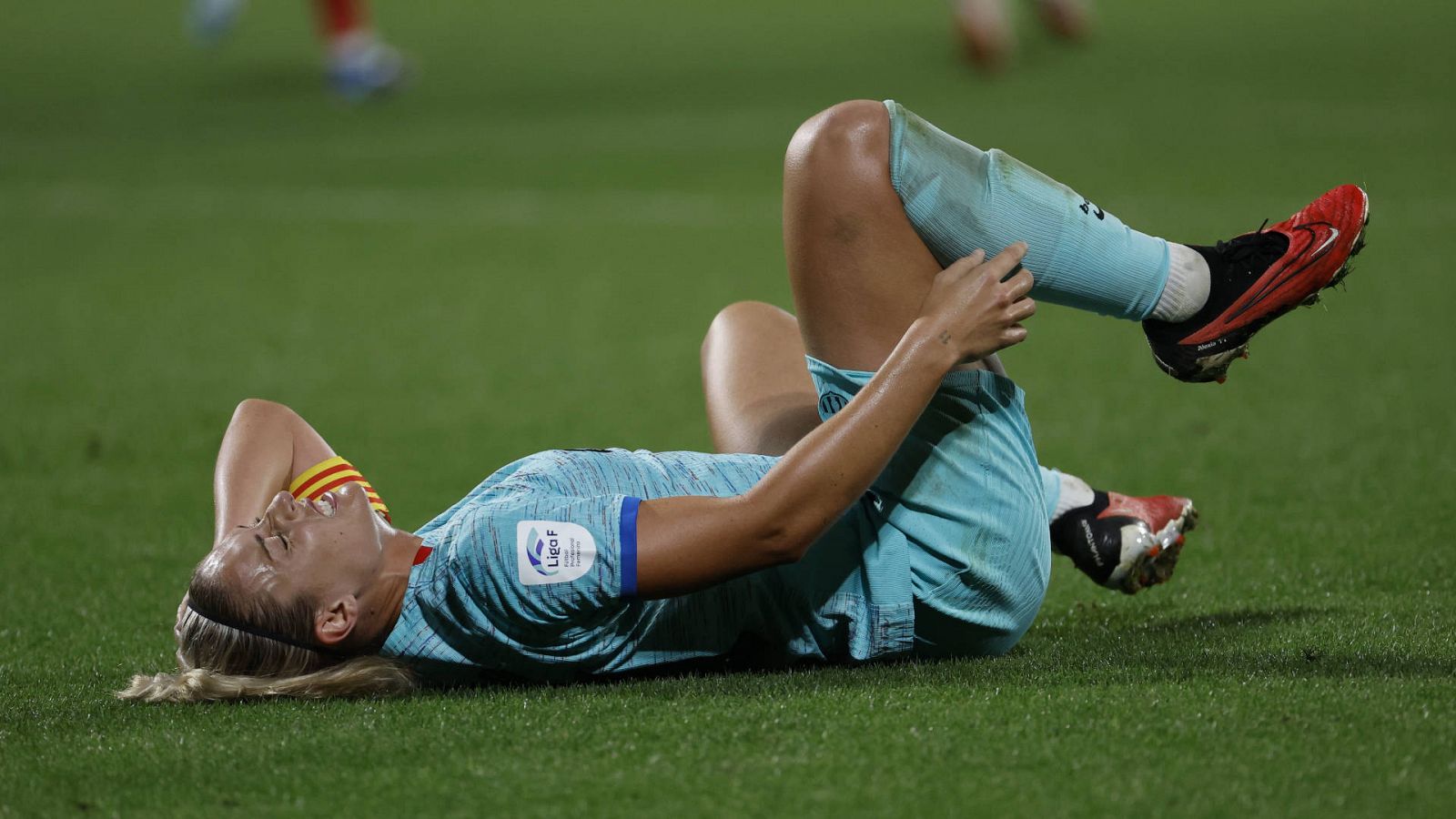 La jugadora del FC Barcelona Alexia Putellas se duele en un partido de esta temporada de Liga