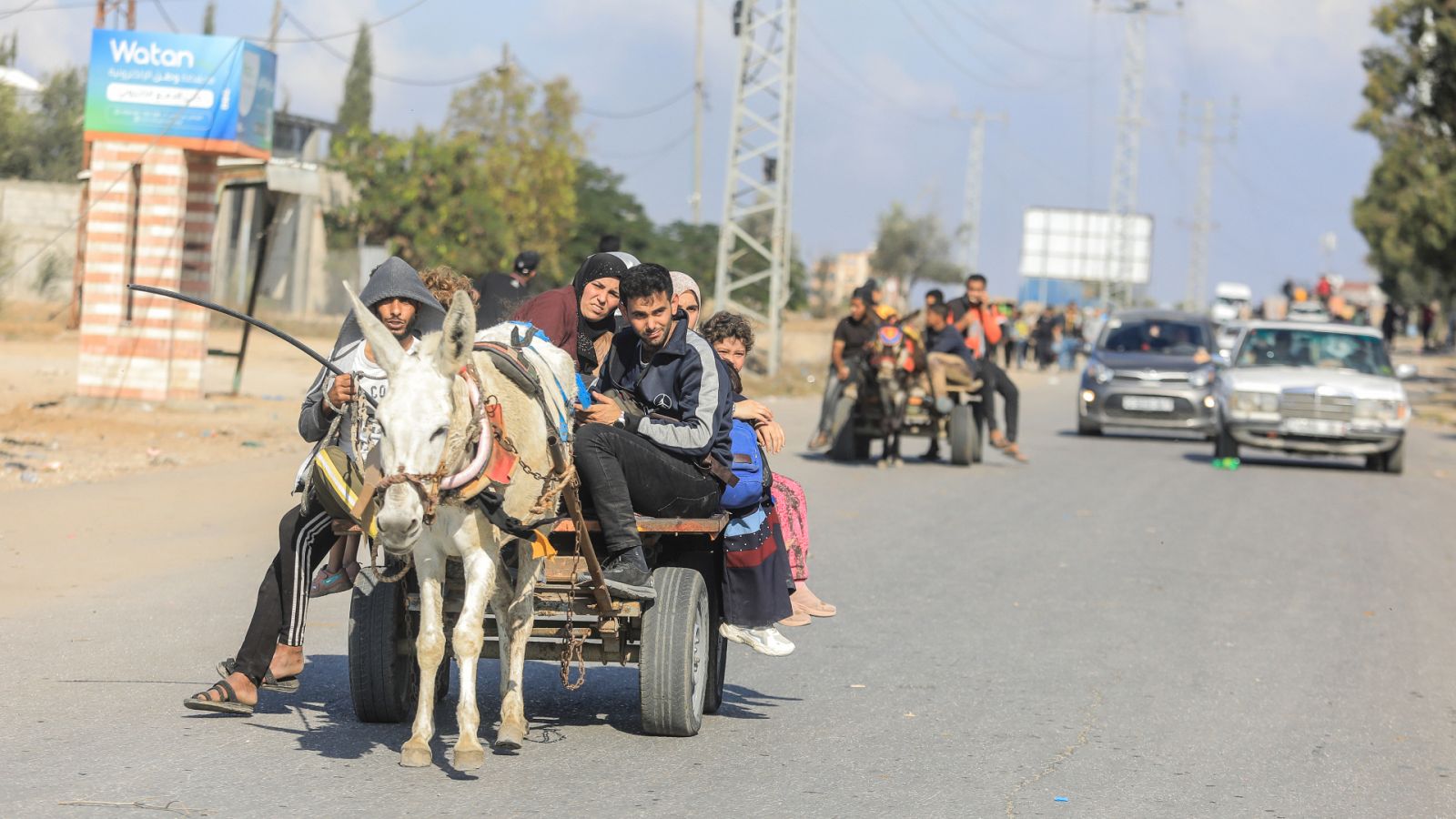 Varias personas se desplazan en burro hacia el sur de Gaza por la guerra con Israel