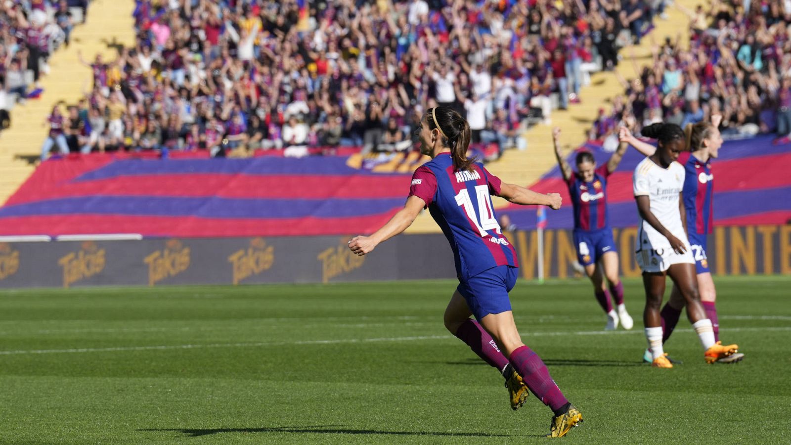 Aitana celebra el primer gol en el Barcelona - Real Madrid