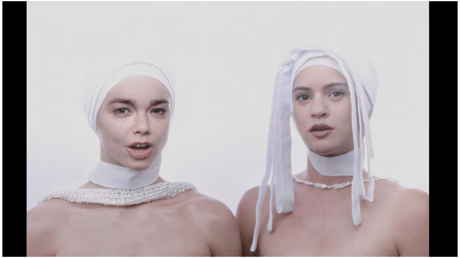 Björk y Rosalía en el videoclip de 'Oral'