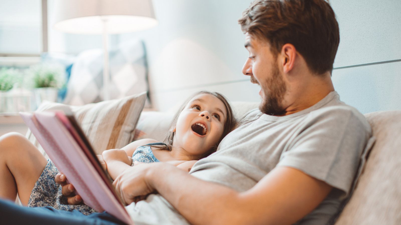 Padre e hija compartiendo un momento feliz en su hogar