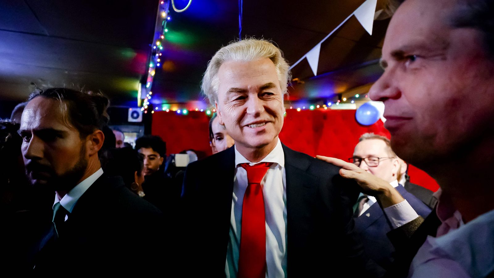 El líder del PVV, Geert Wilders, reacciona ante los resultados de las elecciones legislativas en Scheveningen, Países Bajos