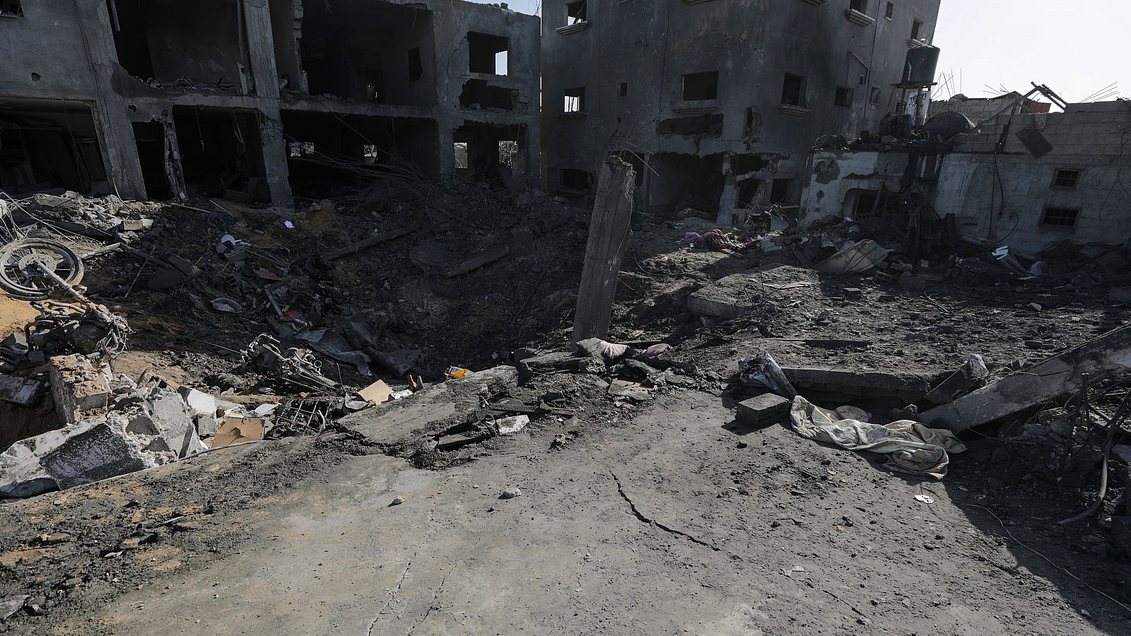 Imagen de un cráter provocado por un bombardeo israelí sobre Gaza