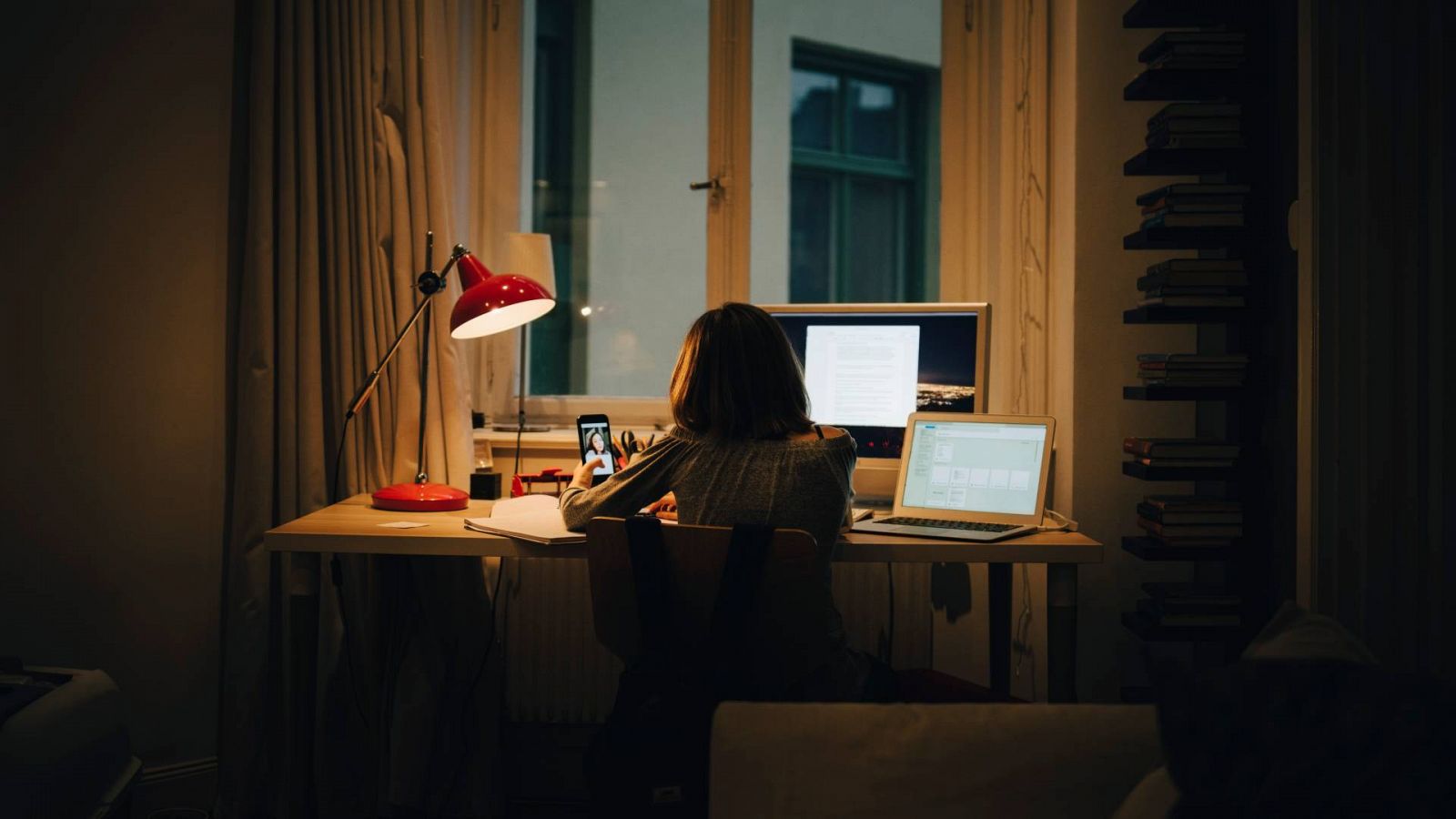 Una niña frente a un escritorio con un ordenador en una imagen de archivo