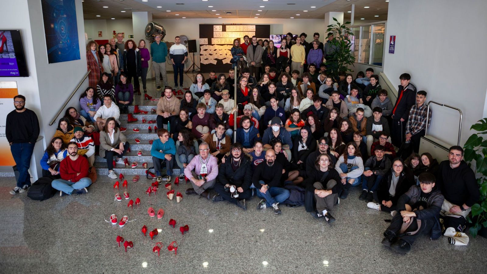 Foto de grupo del alumnado de RTVE Instituto con parte del profesorado y los responsables del Centro, al término del acto.