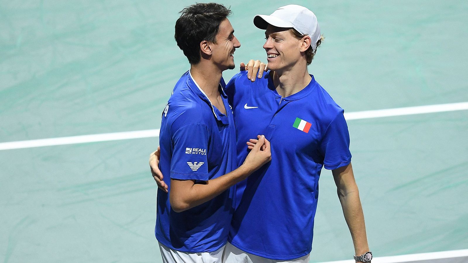 Sinner lidera a Italia y deja fuera de la final a la Serbia de Novak Djokovic