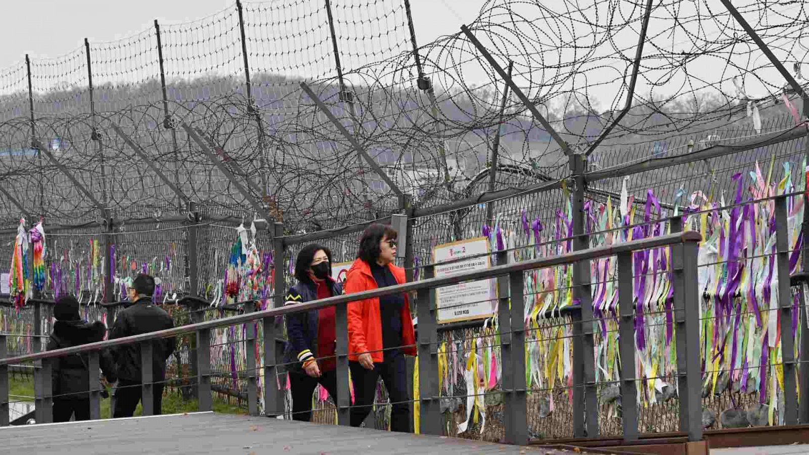 Visitantes pasan junto a una valla militar en el parque de la paz de Imjingak, cerca de la Zona Desmilitarizada (DMZ) que divide las dos Coreas.