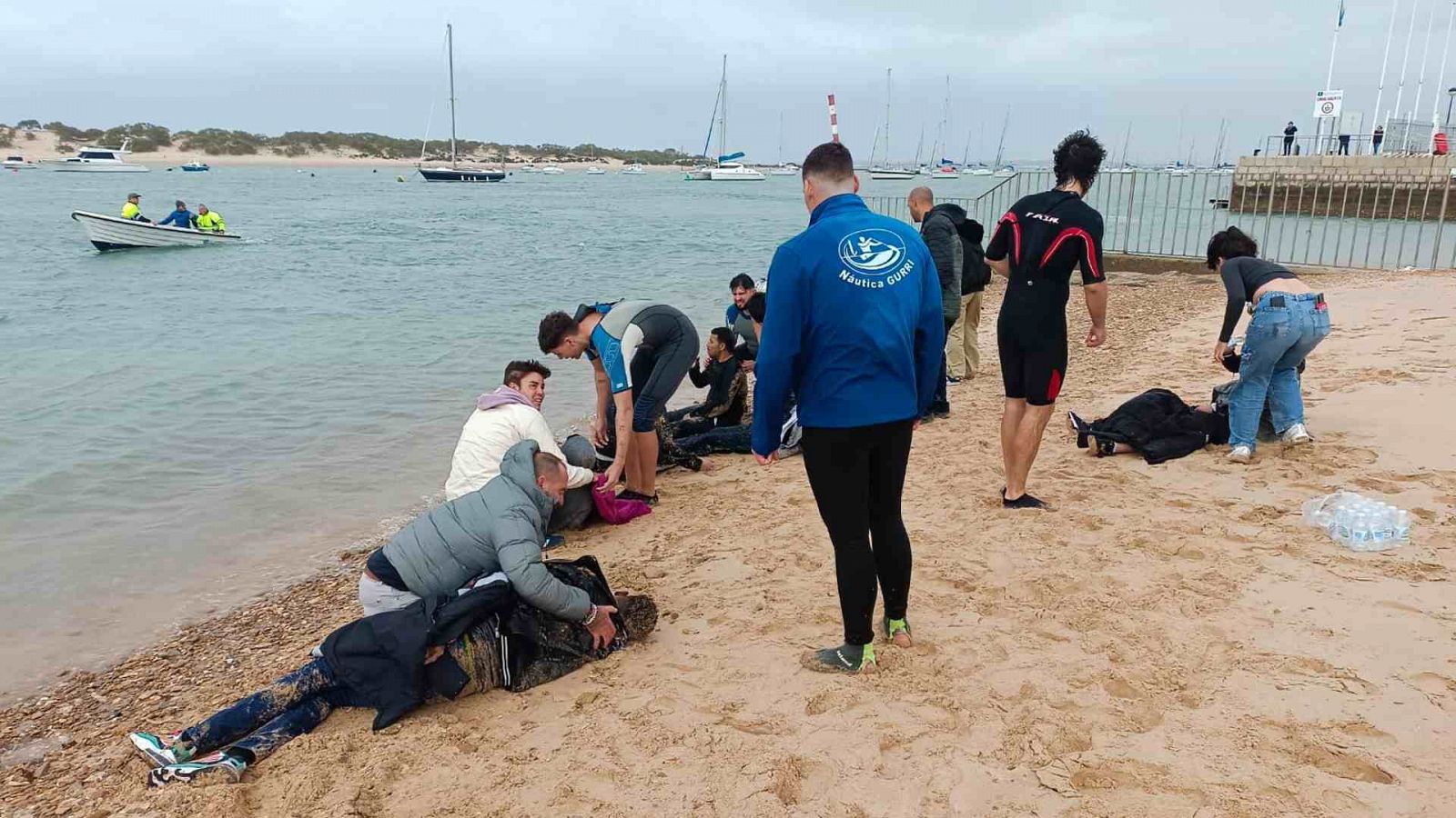 Varios de los 35 inmigrantes magrebíes que fueron obligados a arrojarse al mar por los tripulantes de una narcolancha, en Cádiz (Andalucía).