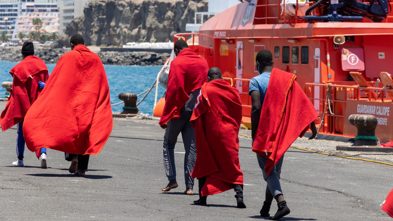 Imagen reciente de un grupo de inmigrantes rescatados del puerto grancanario de Arguineguín.