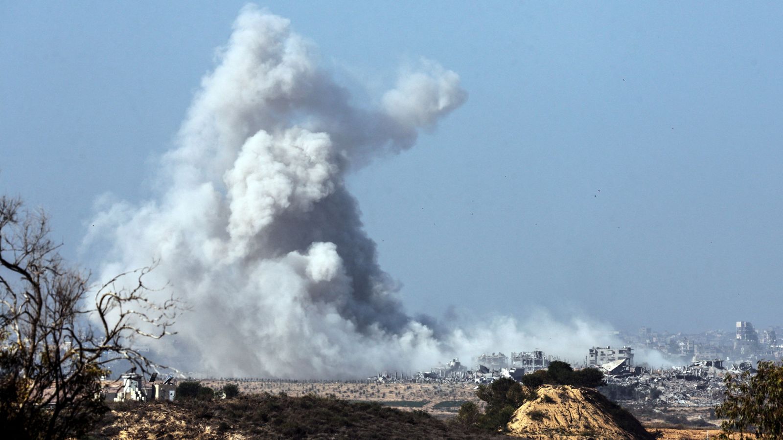 El humo se eleva sobre el norte de Gaza tras los ataques aéreos israelíes, después de que expirara una tregua temporal