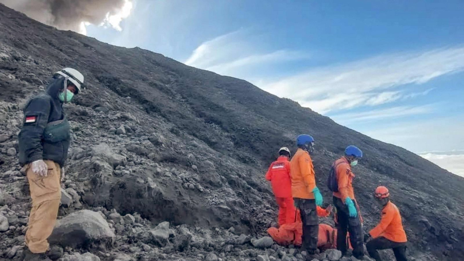 Equipos de rescate trabajando en las faldas del volcán Marapi.