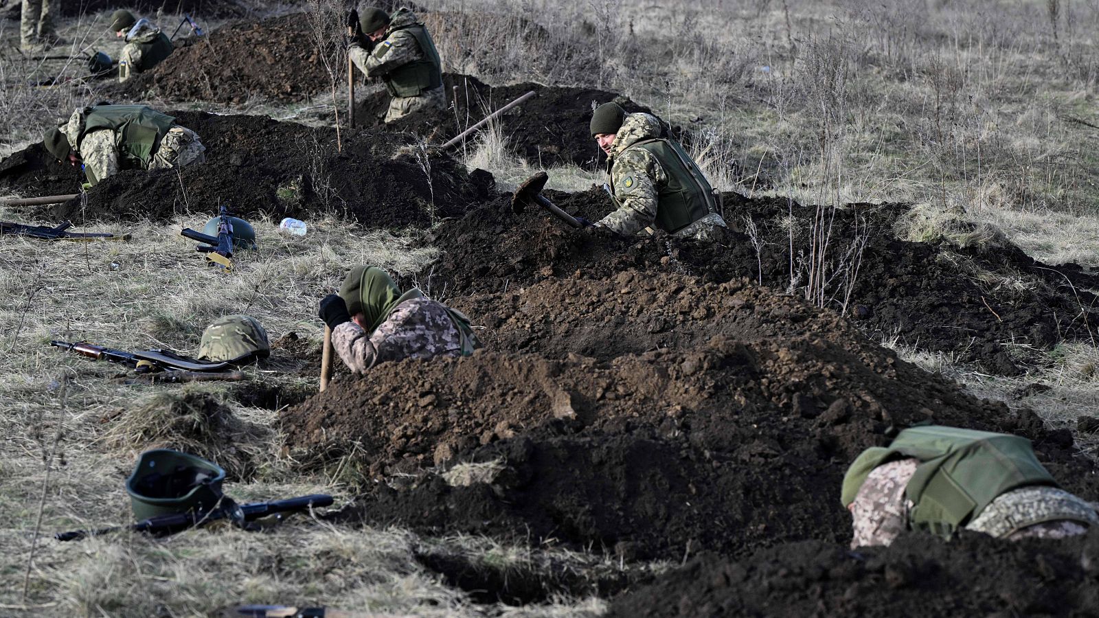 Soldados ucranianos preparan una trinchera en la región de Donetsk