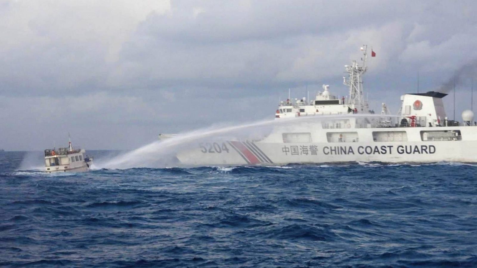 Un barco de la Guardia Costera china utiliza cañones de agua contra una embarcación filipina