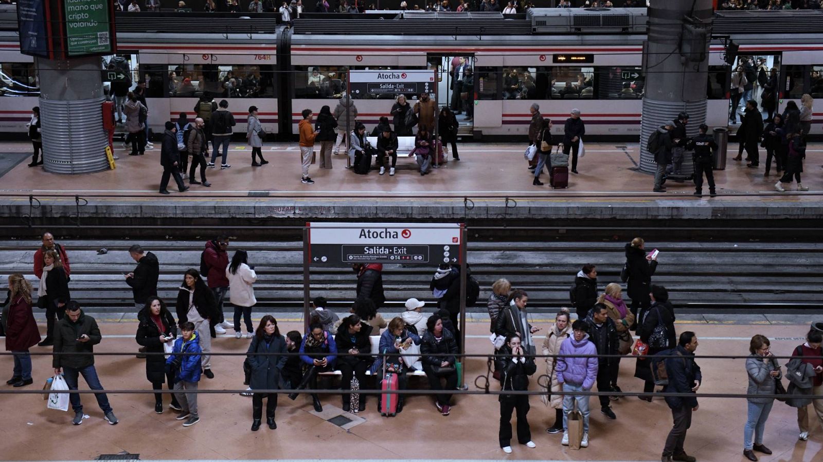 Decenas de personas esperan a tomar un tren en Atocha, Madrid
