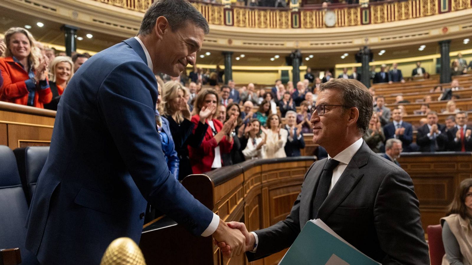 Resumen del año político 2023: Sánchez y Feijóo se saludan en el Congreso de los Diputados
