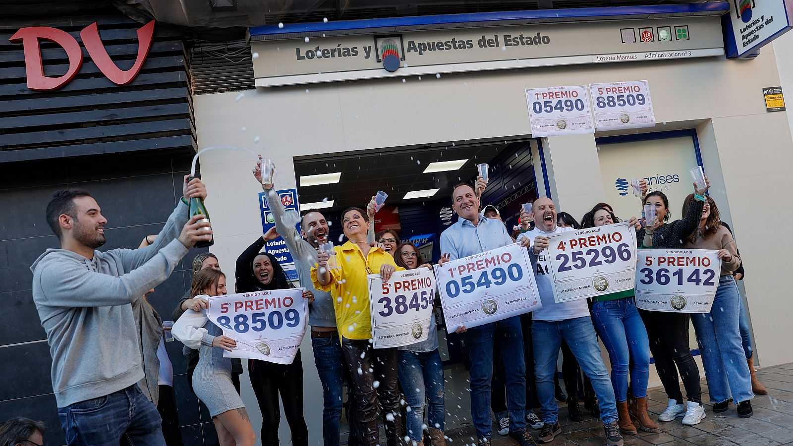 Lotería de Navidad 2023: Los loteros de la administración número 3 de Manises celebran haber repartido 460.000 euros