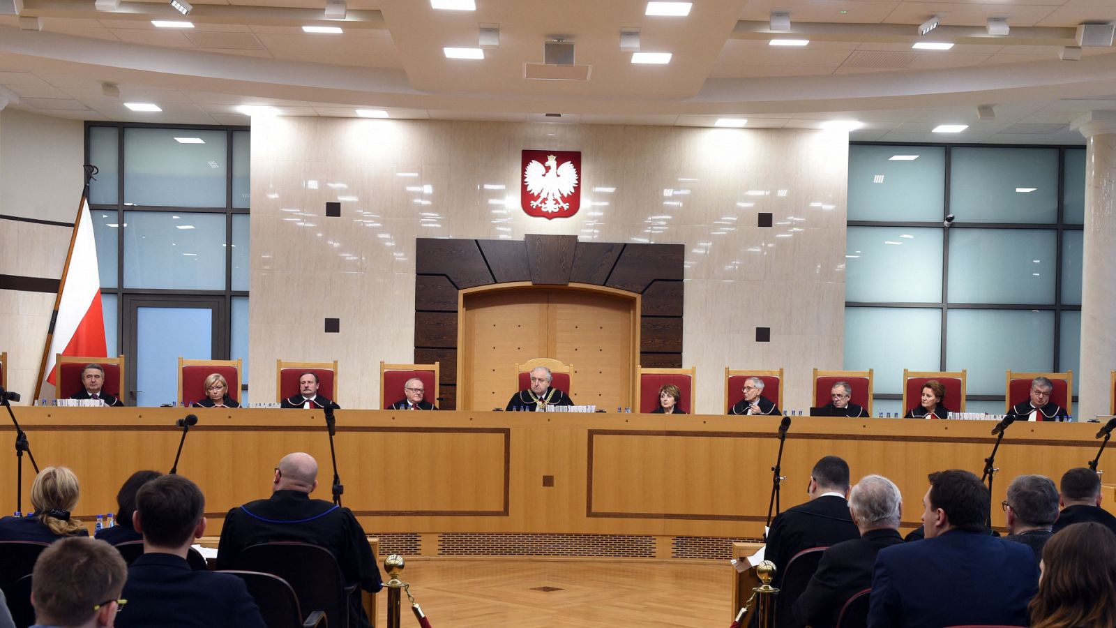 Los jueces del Tribunal Constitucional de Polonia asisten a una sesión en el Tribunal Constitucional en Varsovia, Polonia