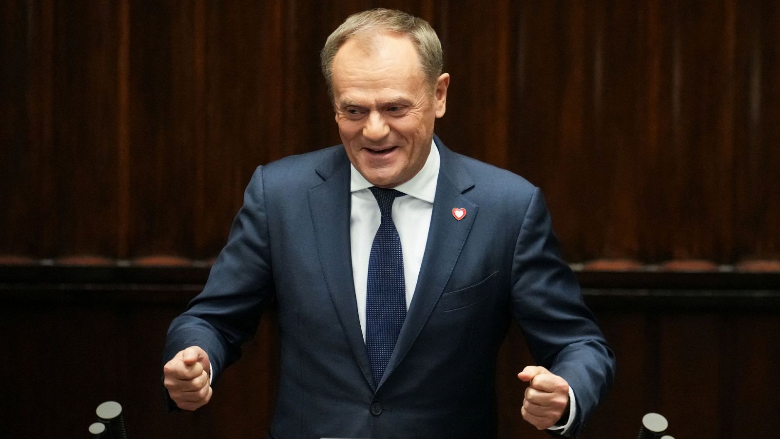 Donald Tusk en el Parlamento polaco después de que votara a favor de que se convirtiera en primer ministro
