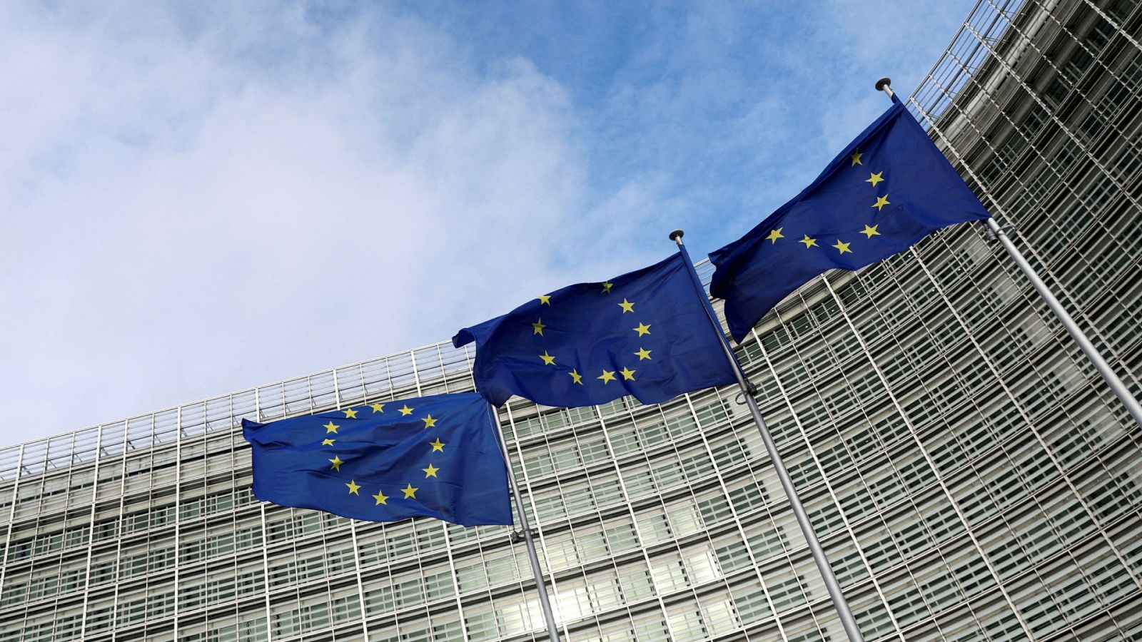 Banderas de la Unión Europea ondean frente a la Comisión Europea en Bruselas, Bélgica