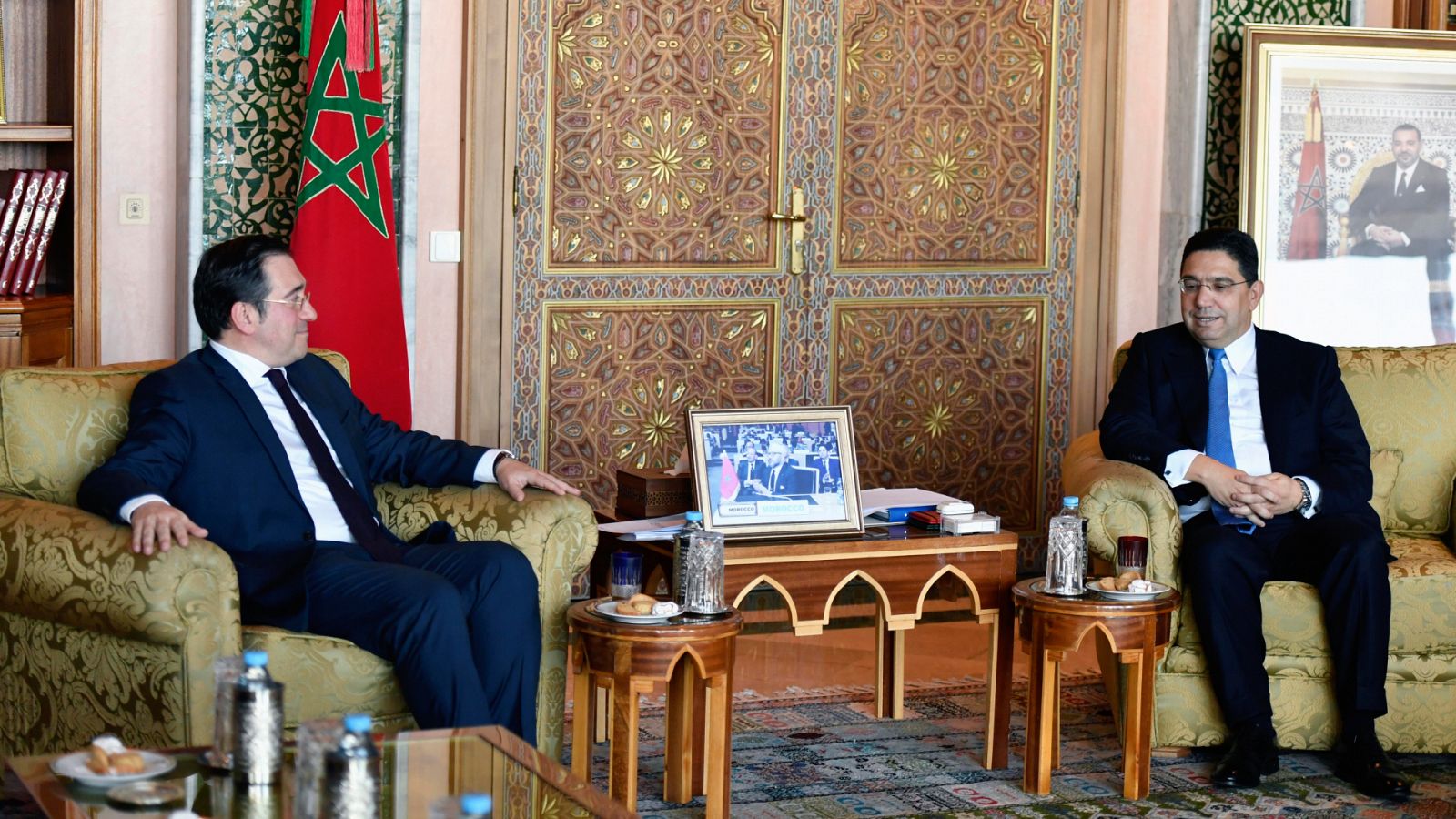 El ministro de Exteriores español, José Manuel Albares, asiste a una reunión con su homólogo marroquí, Nasser Bourita, en Rabat