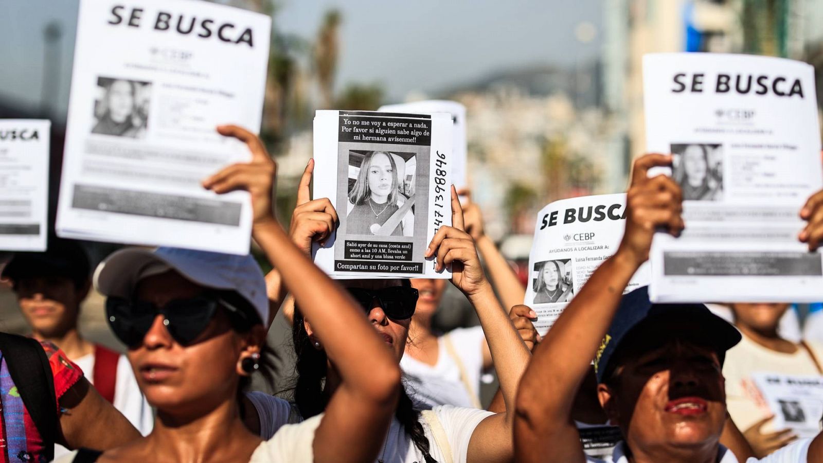 Activistas y familiares de una mujer desaparecida en México, Luisa Fernanda García Villegas, protestan en Acapulco