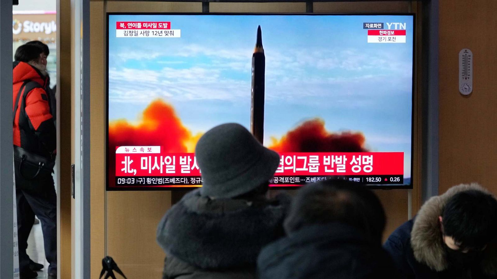 Una pantalla de televisión muestra una imagen de archivo del lanzamiento de un misil de Corea del Norte.