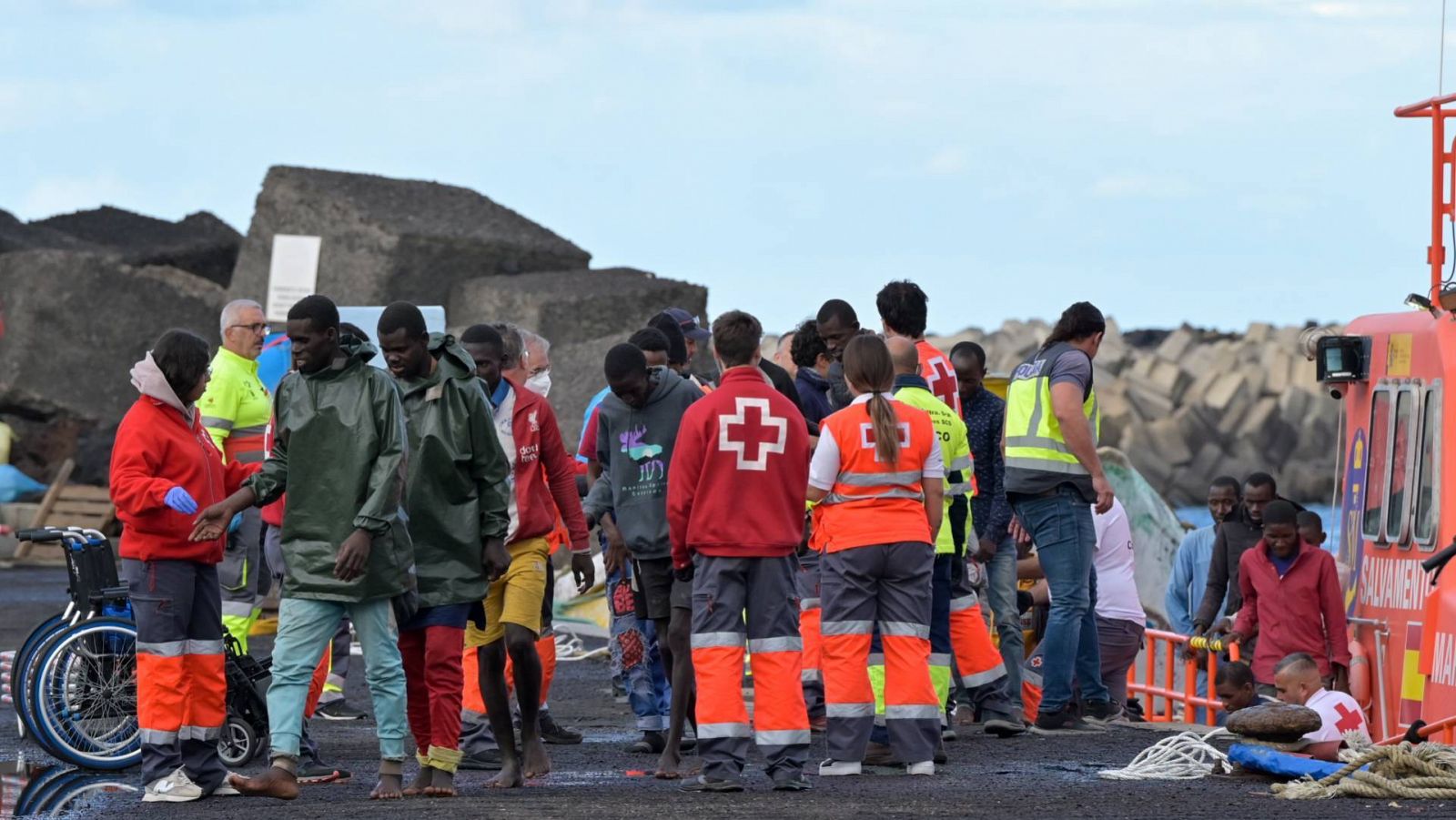 Llegan a Canarias cuatro cayucos con 240 migrantes durante el fin de semana