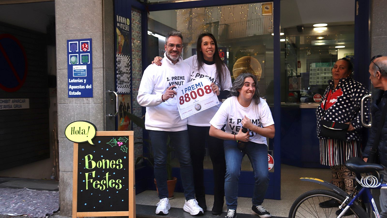 La propietària de l¿administració de loteria del carrer de la Creu de Girona i els seus treballadors celebrant la venda del 1r premi del sorteig de Nadal