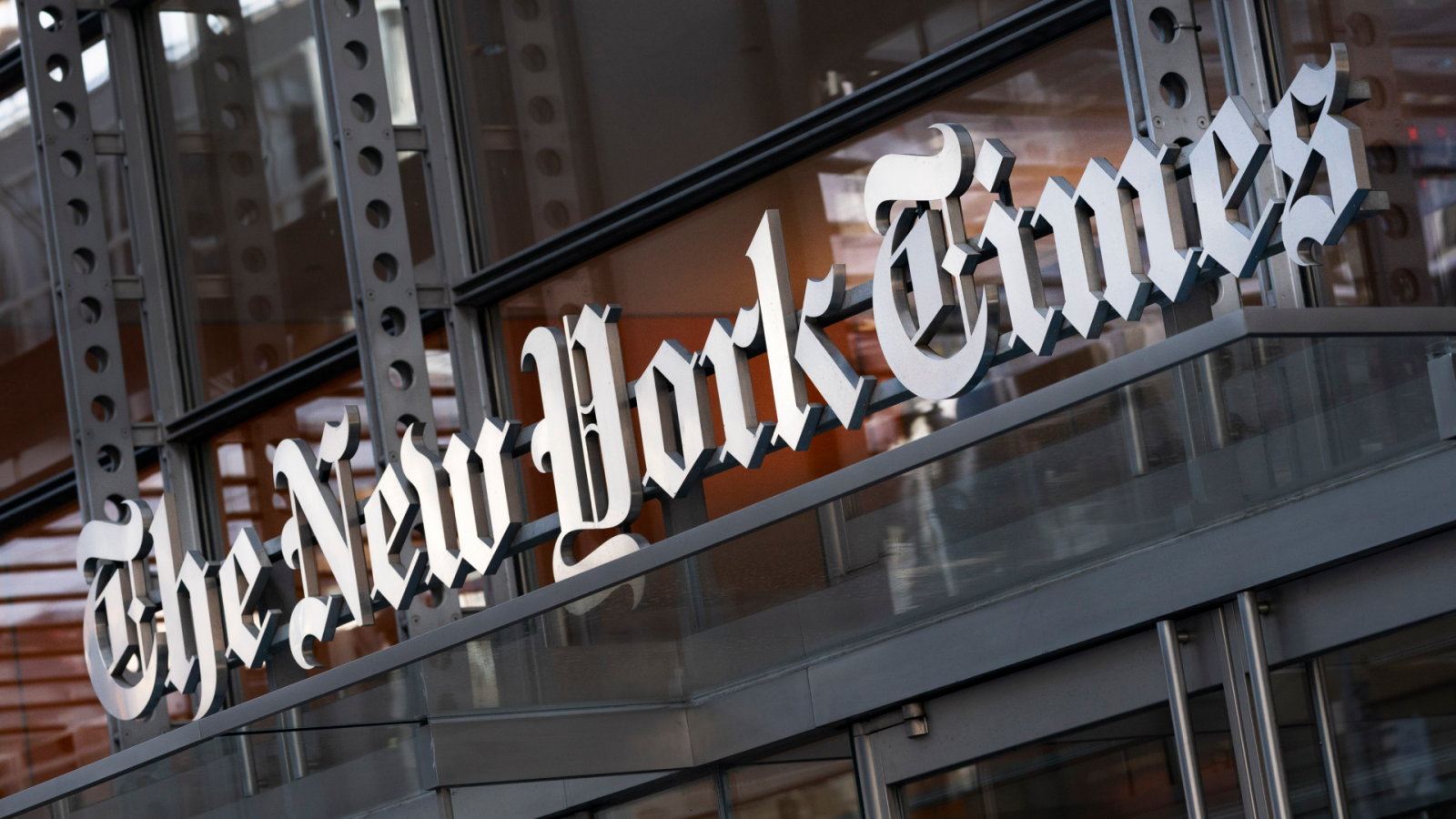 The New York Times demanda a Microsoft y OpenAI por usar sus artículos sin permiso