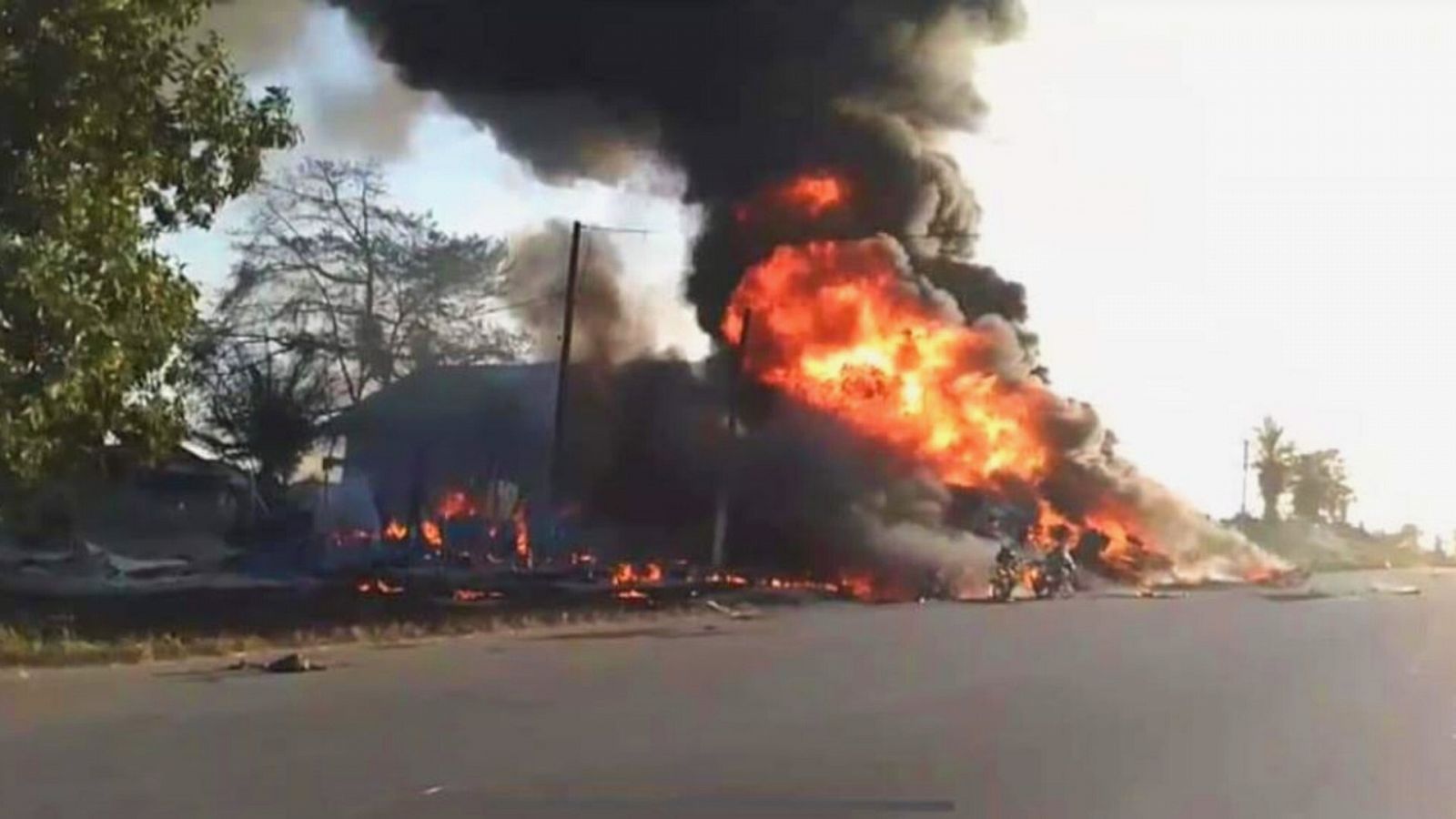 Al menos 40 muertos tras explotar un camión cisterna de combustible en Liberia