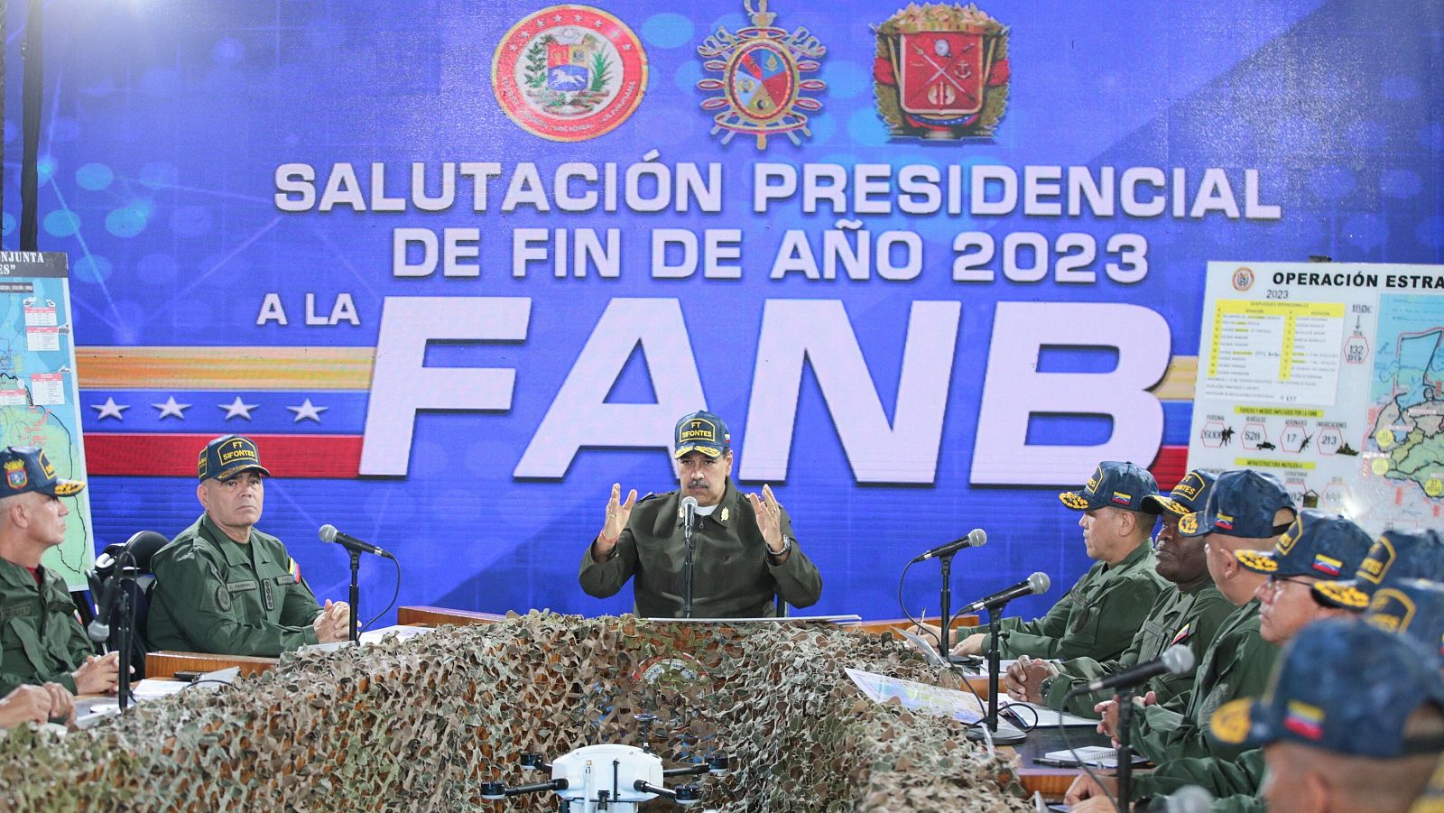 El presidente de Venezuela, Nicolás Maduro, se dirige al personal militar durante una reunión en el Ministerio de Defensa, en Caracas
