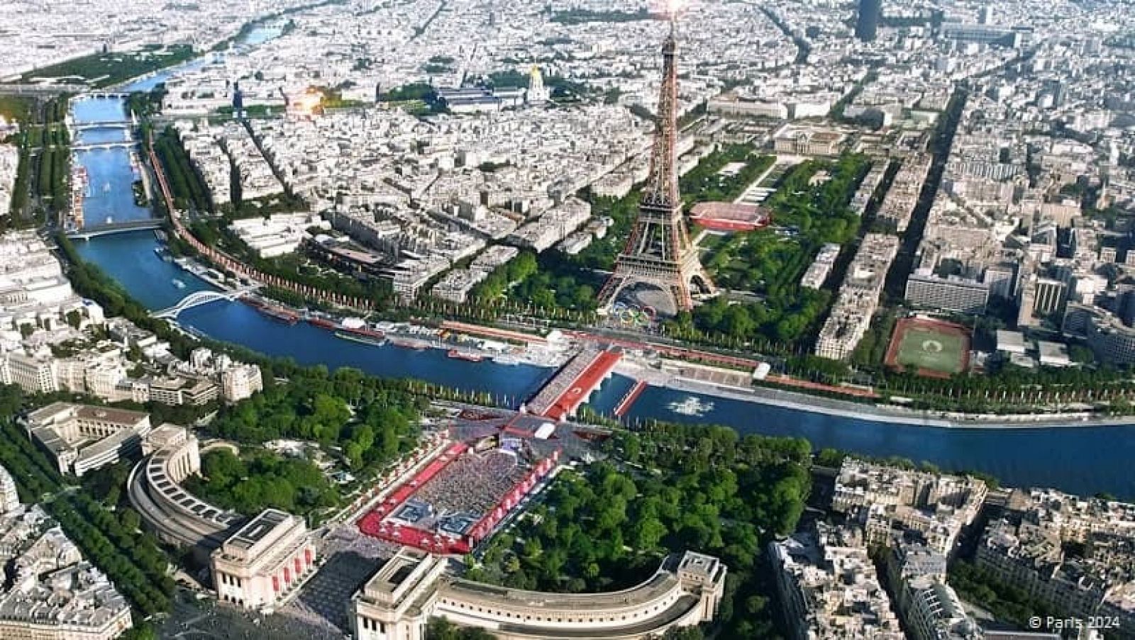 Juegos de París 2024: Vista aérea de la capital francesa con el río Sena en medio