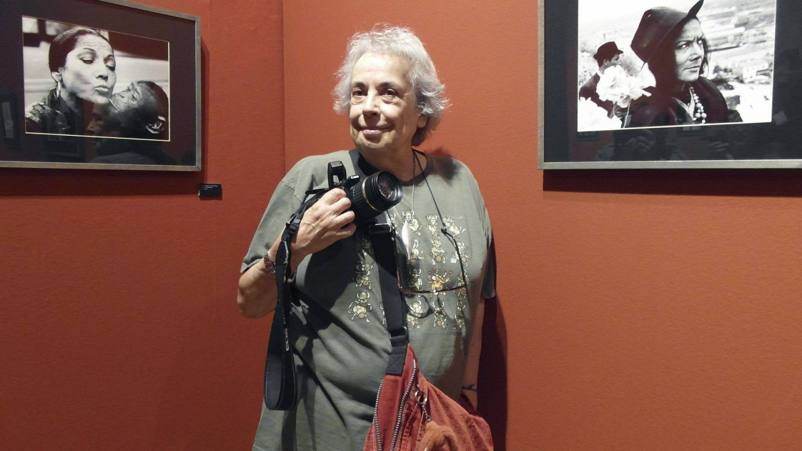 La fotógrafa catalana Isabel Steva, 'Colita', junto a dos de sus retratos de Carmen Amaya