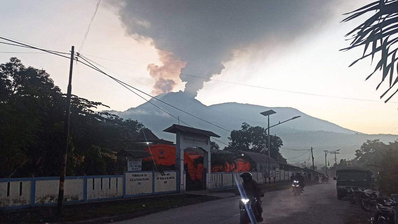 Erupción de un volcán en Indonesia