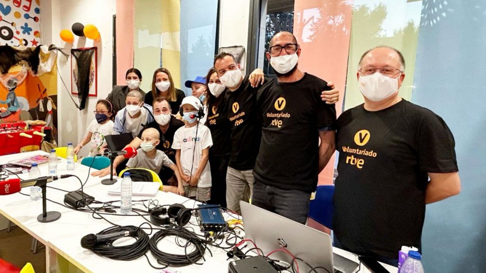 Los voluntarios de RTVE junto a los niños que viven en la Casa Ronald Madrid