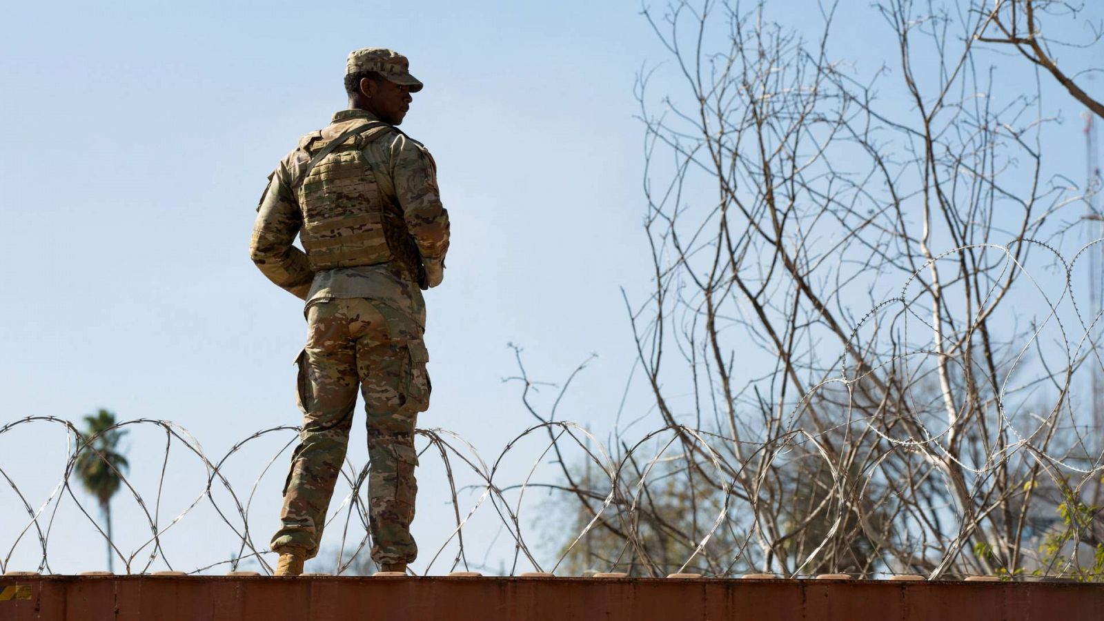 Un miembro de la Guardia Nacional vigila en Eagle Pass, Texas