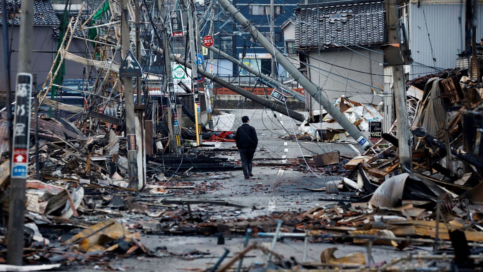 Un hombre camina por la calle Asaichi-dori, incendiada tras el terremoto en Wajima, Japón